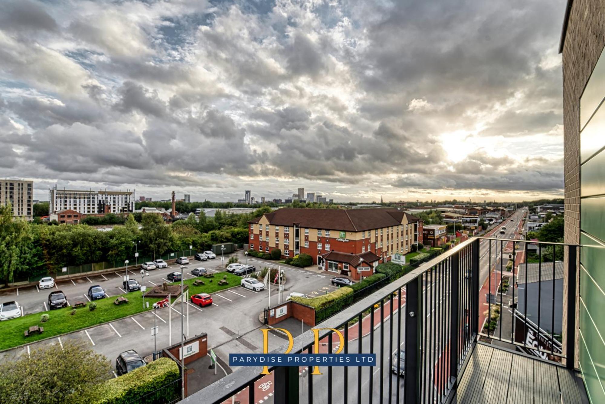 Middlewood Plaza Suite: Central Salford Stay by Parydise Properties Manchester Exterior photo